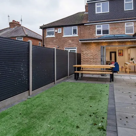 Abbotsford House Sleeps 8 *