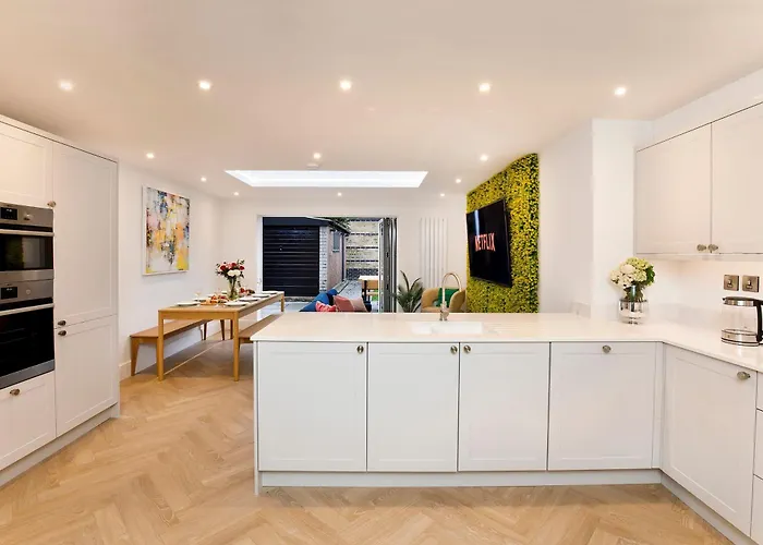 Abbotsford House Sleeps 8 *