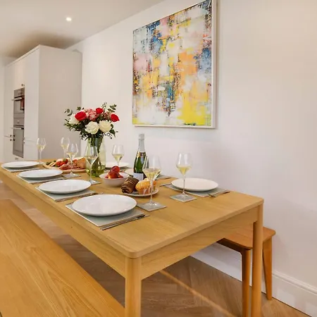 Abbotsford House Sleeps 8 *