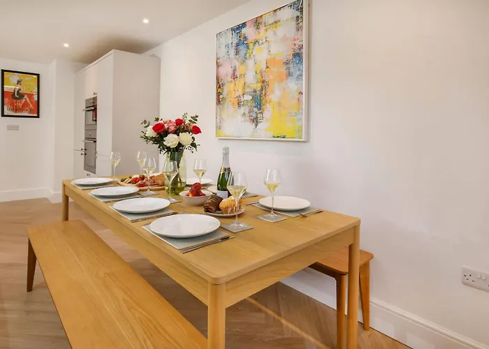 Abbotsford House Sleeps 8 *