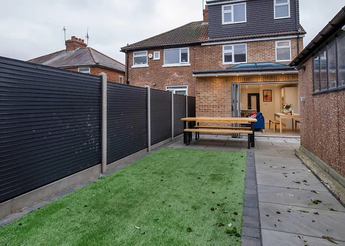 Abbotsford House Sleeps 8 *